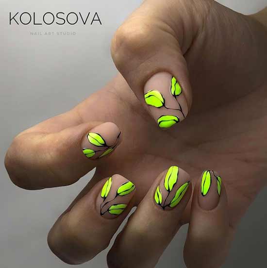 Manucure transparente avec des feuilles