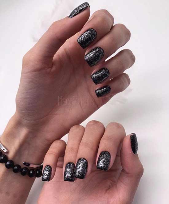 Ongles noirs avec des motifs d'automne