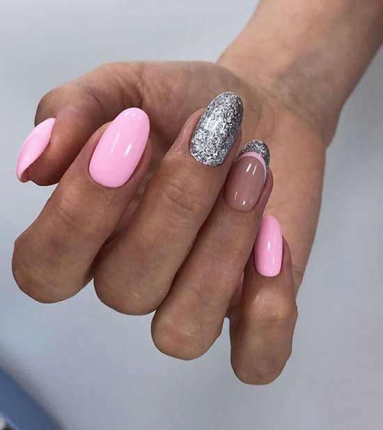 Manucure rose pour les mains bronzées