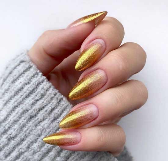 Paillettes d'or sur les ongles