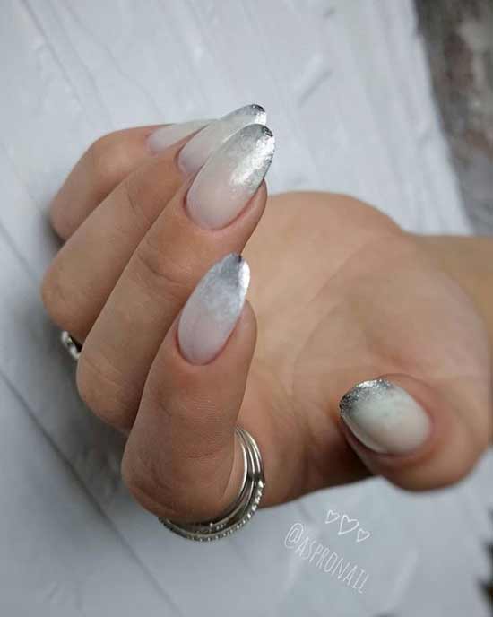 Manucure pailletée au lait