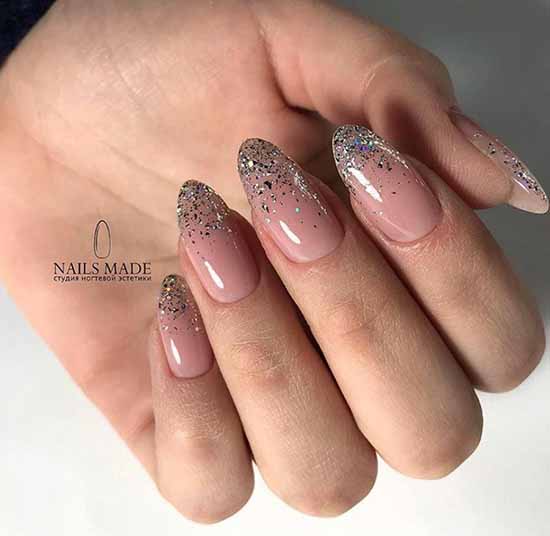 Manucure avec des paillettes sur le bout des ongles : photos, nouveautés