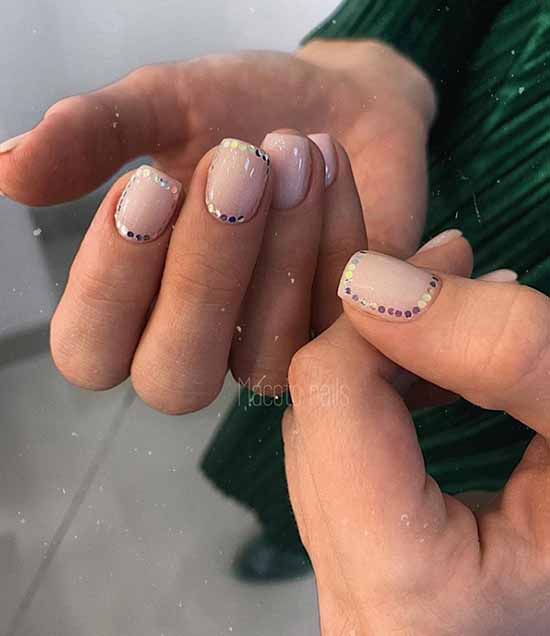 Manucure avec des paillettes sur le bout des ongles : photos, nouveautés