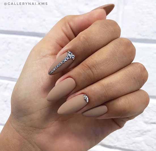 Manucure mate avec strass