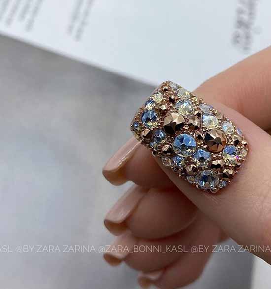 Conception d'ongles avec strass 2026: photos, nouveautés exquises