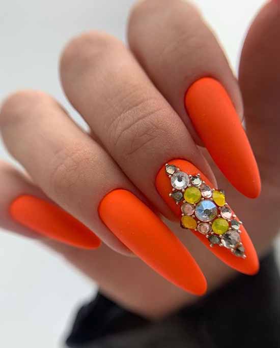 Conception d'ongles avec strass 2026: photos, nouveautés exquises