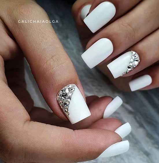 Conception d'ongles avec strass 2026: photos, nouveautés exquises