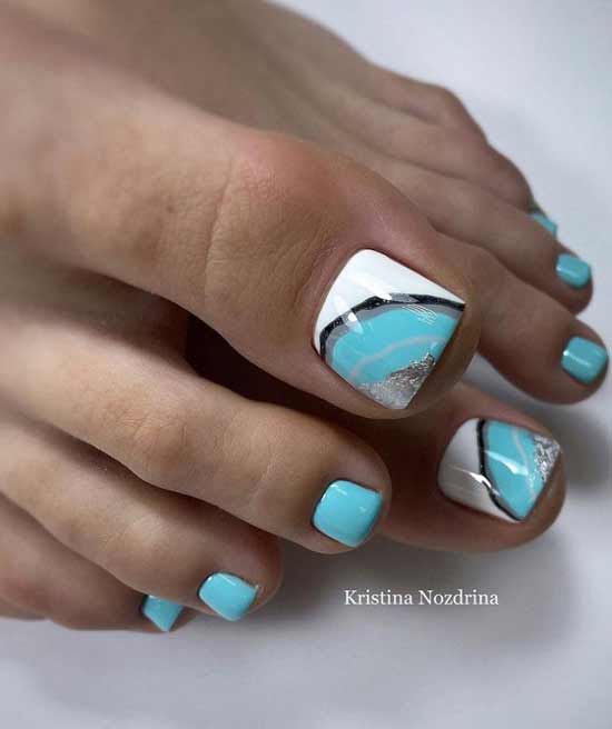 Pédicure brillante avec du papier d'aluminium