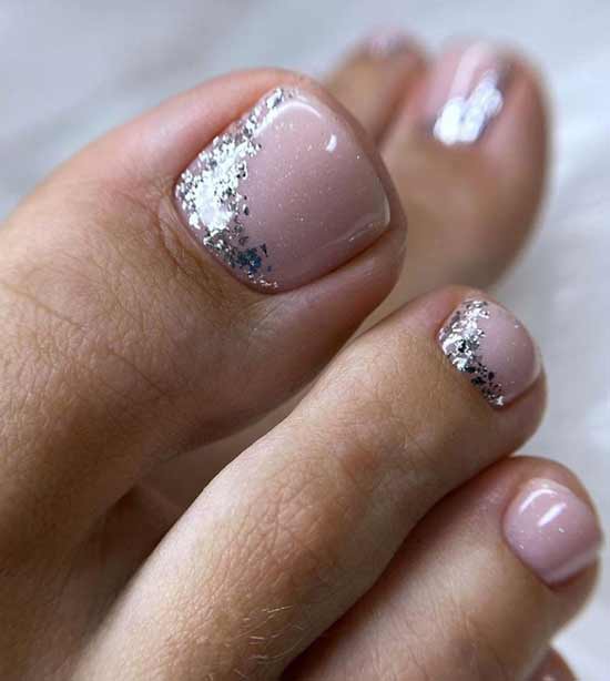 Pédicure nue avec des paillettes et du papier d'aluminium