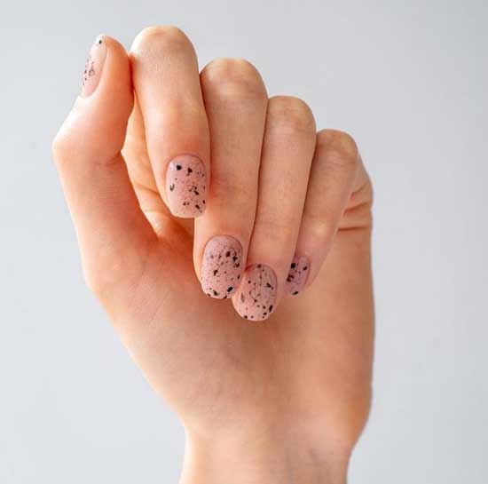 Manucure mate à l'école