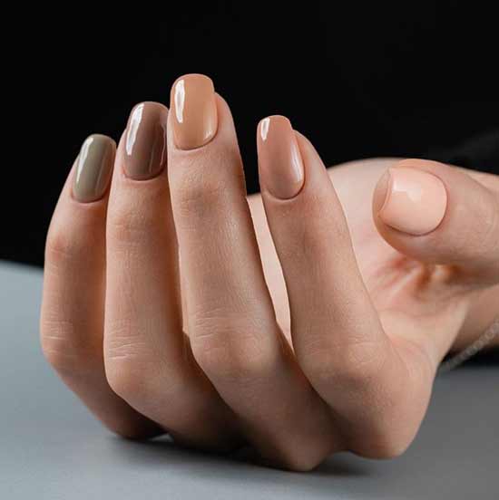 Manucure à l'école dans une palette nude