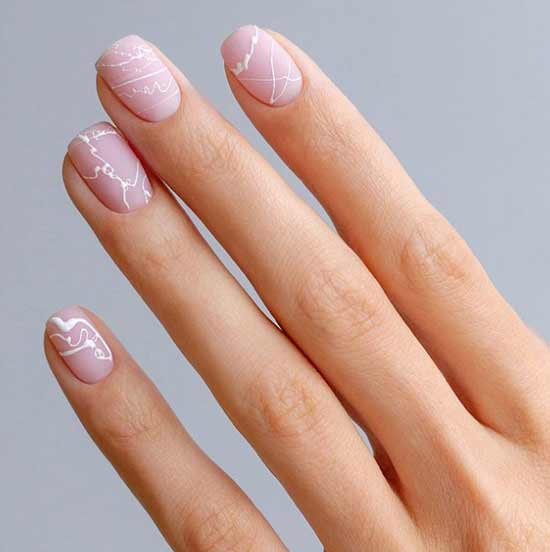 Écolier pour les ongles courts