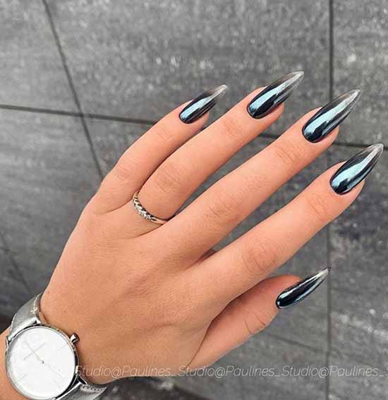 Manucure noire avec frottement sur les ongles longs