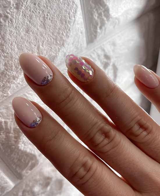 Conception d'ongles scintillants: nouvelle manucure sur la photo