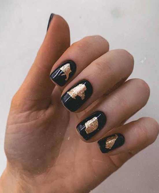 Manucure noire avec papier d'aluminium