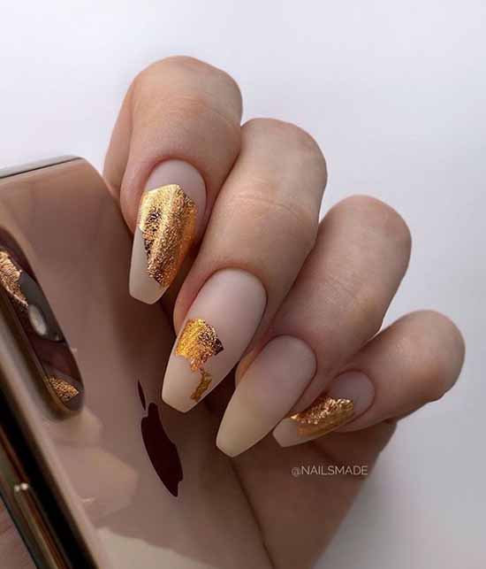 Conception d'ongles en feuille: photo, nouveautés de manucure à la mode