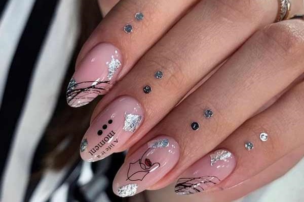 Manucure nue avec toile d'araignée