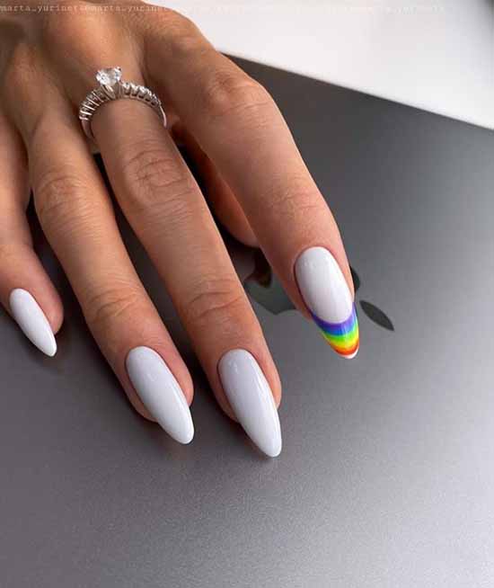 Manucure française avec un motif: nouveautés françaises 2026