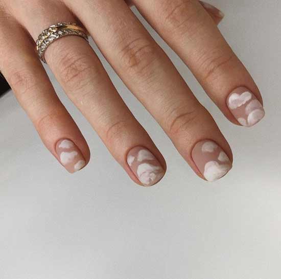 Manucure beige mat avec nuages