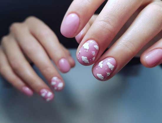 Conception d'ongles courts avec des nuages