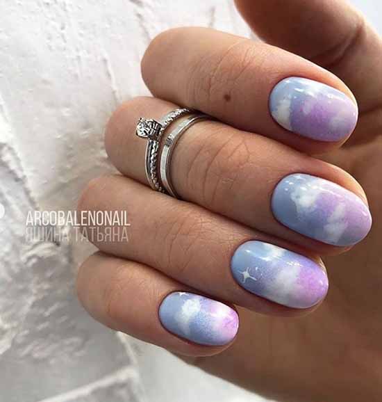 Manucure gris-rose avec des nuages