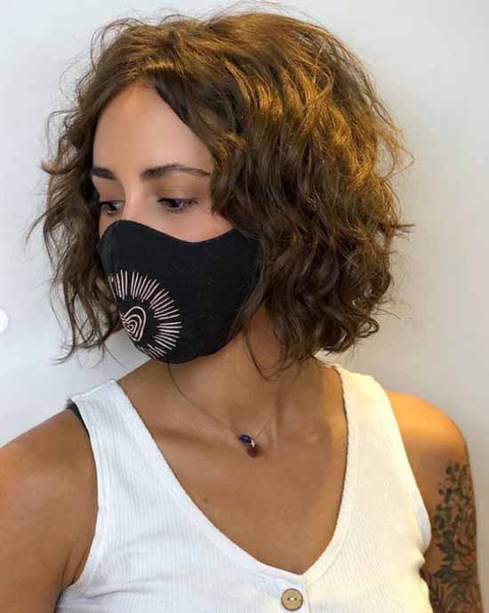 Boucles jusqu'aux épaules