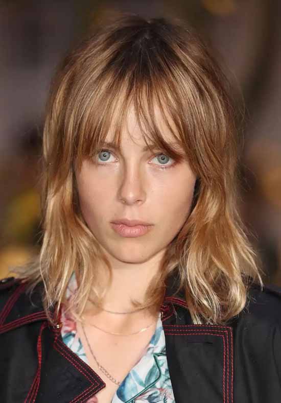 Coupe de cheveux avec une frange aux épaules