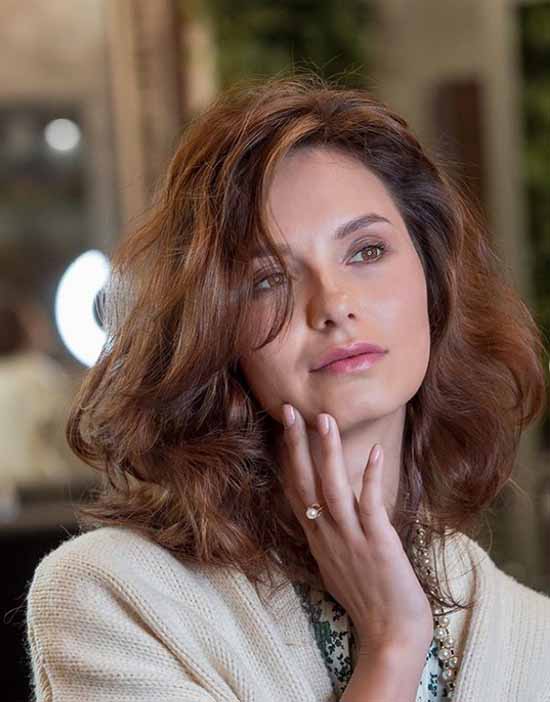 Coupes de cheveux à la mode pour les cheveux mi-longs 2026: photos, tendances