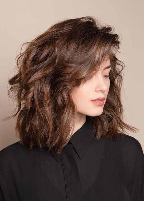Coupes de cheveux à la mode pour les cheveux mi-longs 2026: photos, tendances