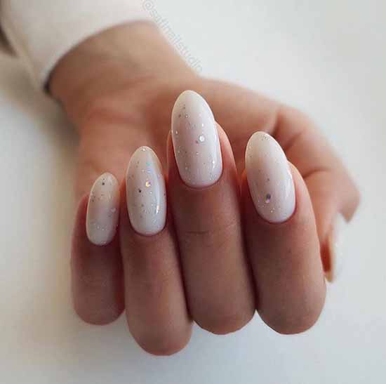 Ongles blancs avec des motifs: nouveaux articles, idées de manucure sur la photo