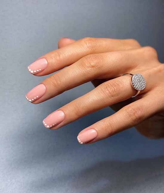 Ongles blancs avec des motifs: nouveaux articles, idées de manucure sur la photo