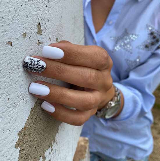 Ongles blancs avec des motifs: nouveaux articles, idées de manucure sur la photo