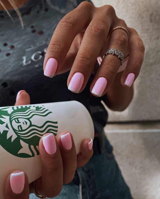 Veste blanche sur une base colorée