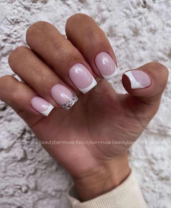 Paillettes d'argent sur les ongles