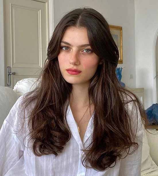 Longue frange 2026 : quelles coupes de cheveux pour porter une longue frange, photo