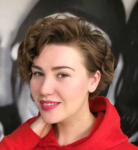 Longue frange 2026 : quelles coupes de cheveux pour porter une longue frange, photo