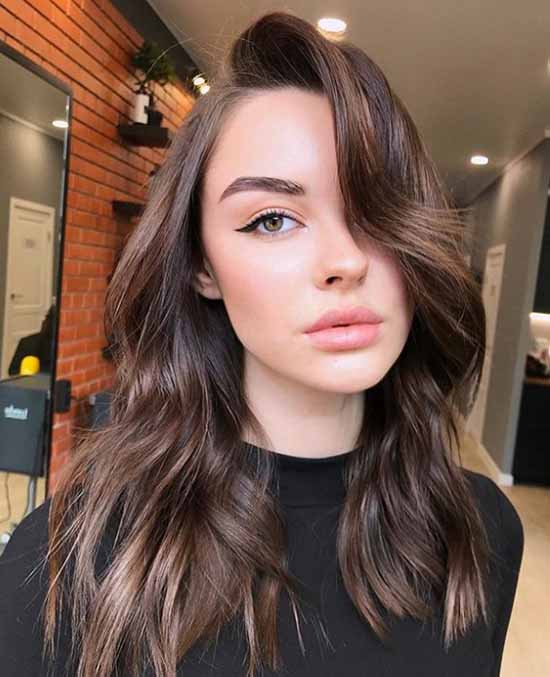 Longue frange 2026 : quelles coupes de cheveux pour porter une longue frange, photo