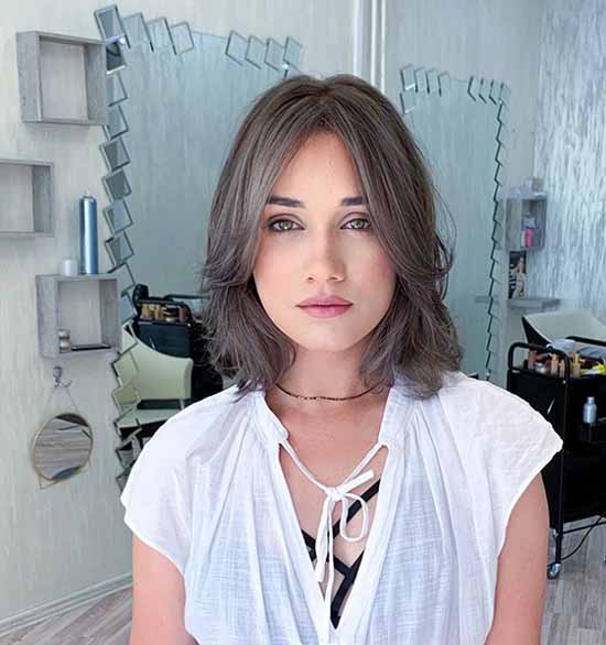 Longue frange 2026 : quelles coupes de cheveux pour porter une longue frange, photo