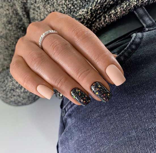 Manucure pailletée beige et noire