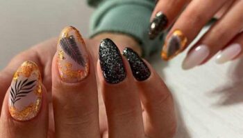 Manucure noire élégante avec des étincelles sur la photo