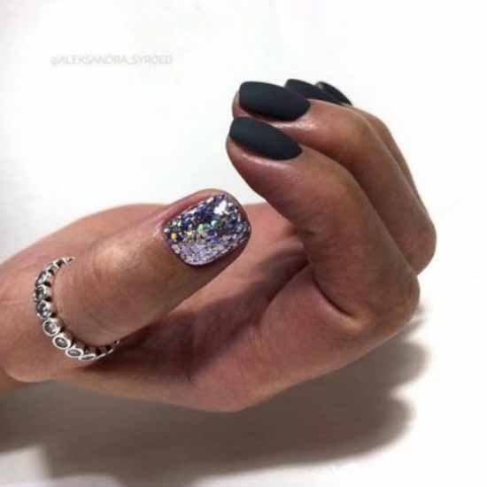 Manucure à paillettes noires pour ongles courts