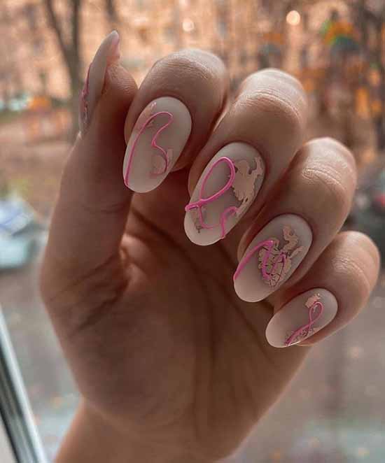 Manucure crémeuse avec décor d'hiver