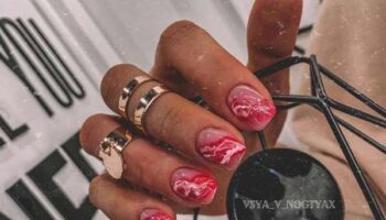 Nail art à paillettes rouges