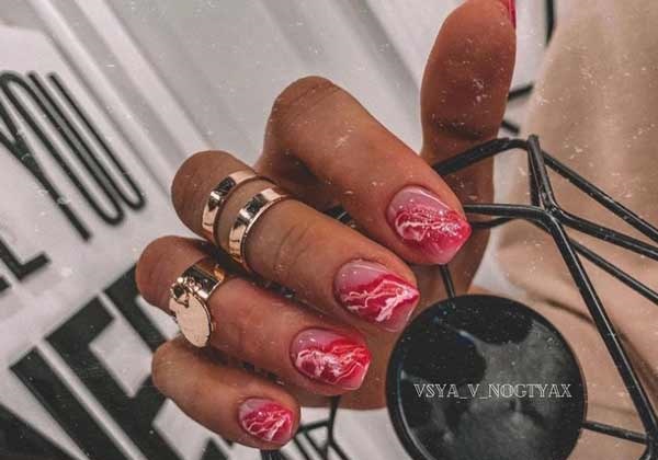 Nail art à paillettes rouges