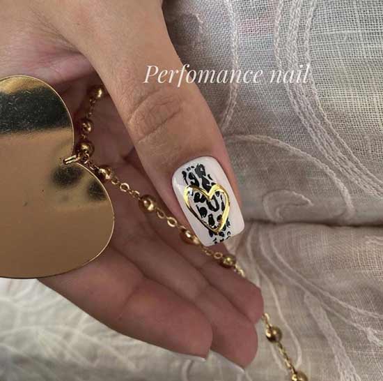 Beige avec une manucure coeur de la mariée