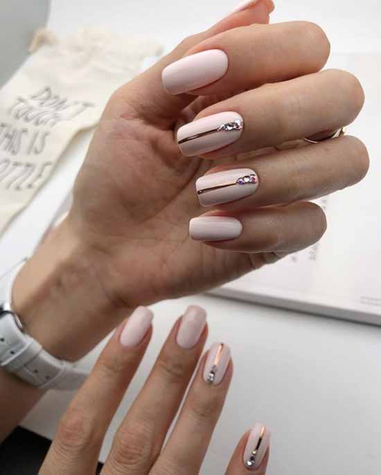 Vernis gel beige sur les ongles