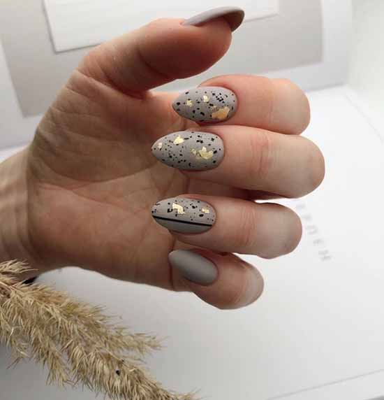 Vernis gel gris sur les ongles
