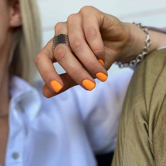 Ongles courts avec gomme laque