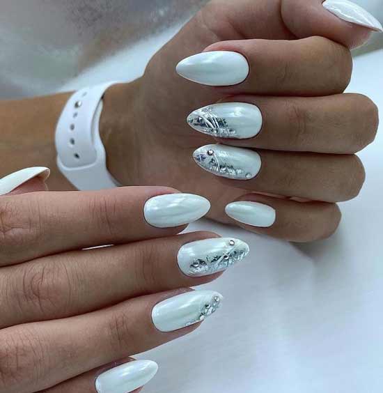 Rub-in, feuille d'argent et strass sur les ongles