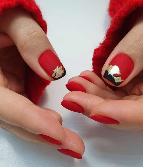 Manucure mate rouge avec feuille d'or